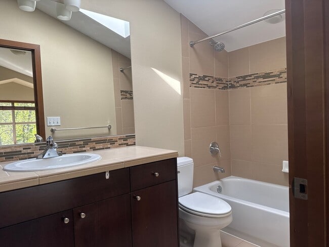 Building Photo - Convenient 3 beds, 2.5 bath in Ballard