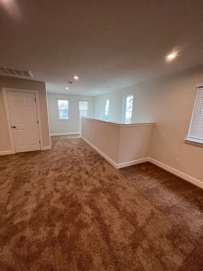 Building Photo - Newer 4 Bedroom Solar Home in Rocklin! Easy Access to I-80!