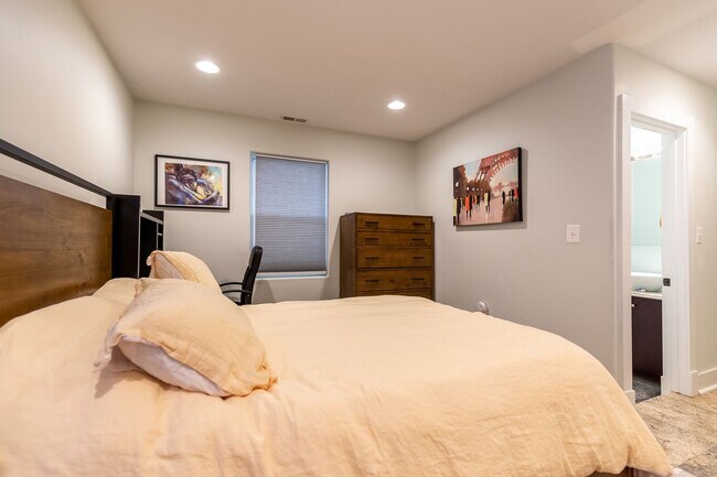 Building Photo - Trendy One Bedroom in Trinidad!