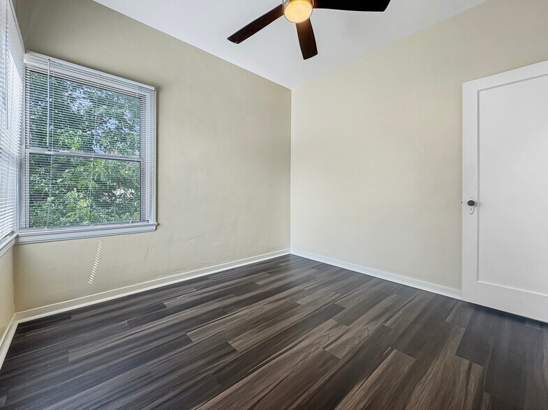 Bedroom - 803 W Glenoaks Blvd