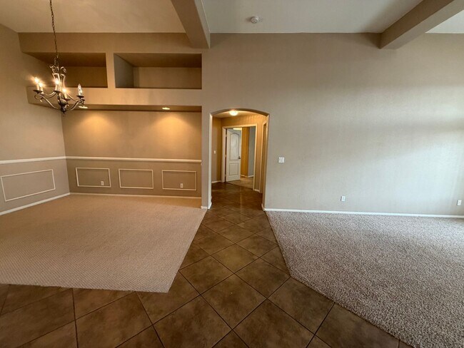 Building Photo - Spacious 4 bedroom