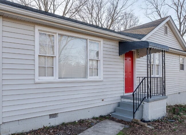 Building Photo - 352 Adams St