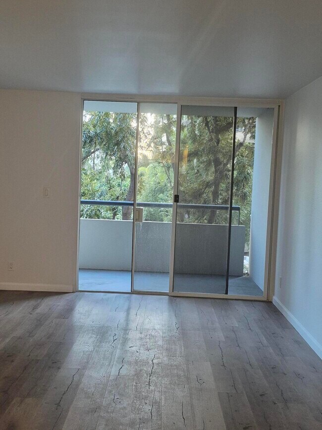 Building Photo - 600 W 9th St