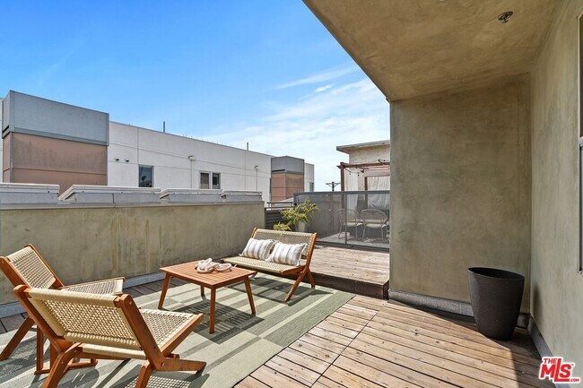 Building Photo - 5806 Waring Ave