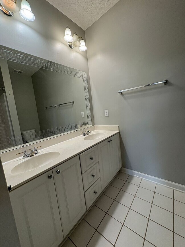 Building Photo - Beautiful 3 Bedroom and 2 Bath Apartment