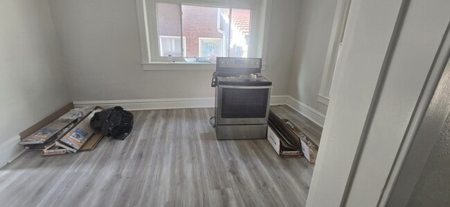 Building Photo - 915 W Main St