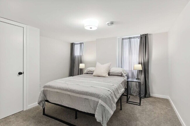 Building Photo - Charming 3-Bed Duplex in Vibrant Minneapolis Neighborhood