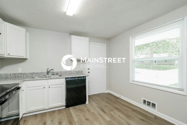 Building Photo - 4 Bedroom Pet-Friendly Home in OVERLAND PARK, KS with Main Street Renewal