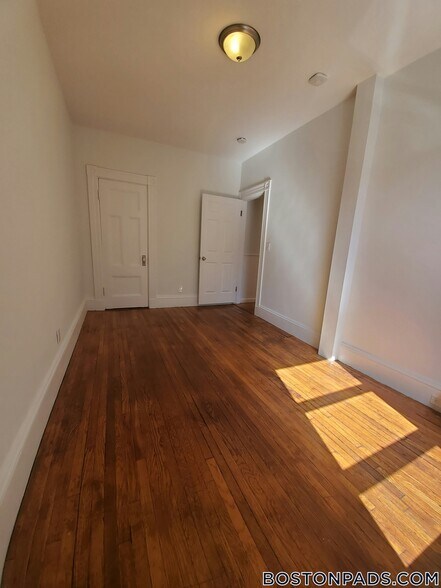 Building Photo - 499 Beacon St
