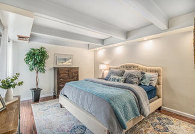 Building Photo - Cute 2 Bed Condo in Old Town