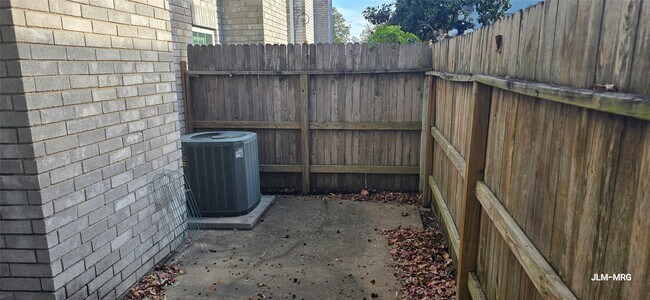 Building Photo - 17471 Red Oak Dr