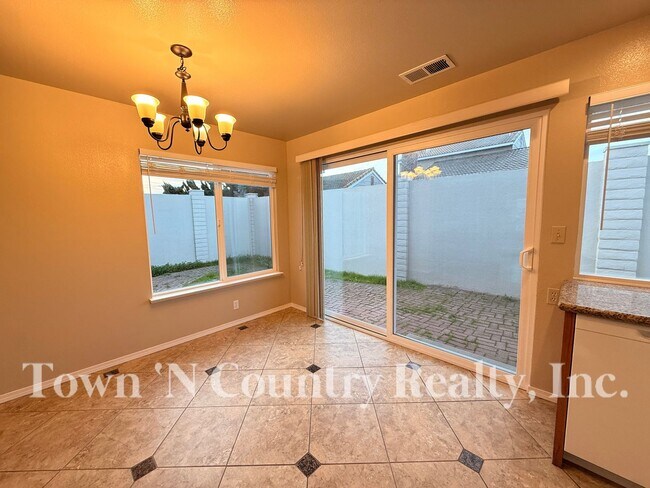 Building Photo - 1720 Cherokee Dr