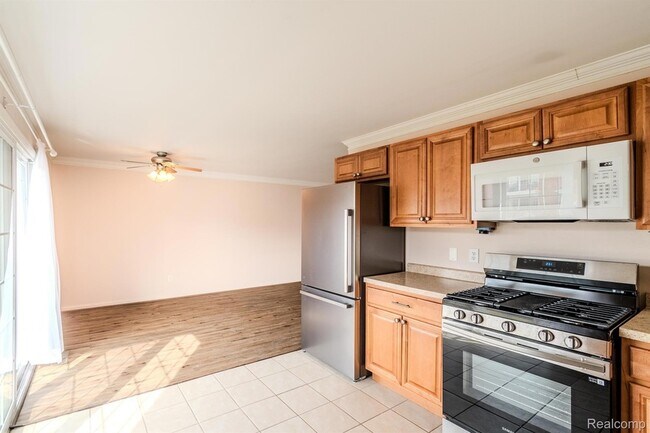 Building Photo - 474 Fox Hills Dr S