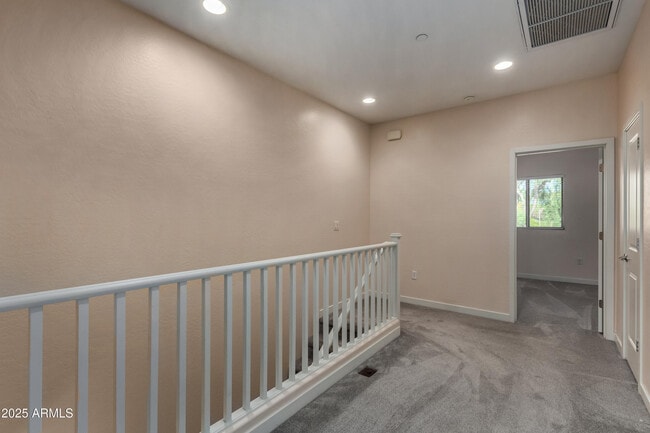 Building Photo - 815 E Rose Ln