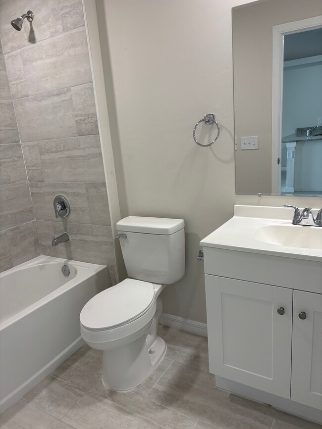 Building Photo - 1045 SE 11th Terrace