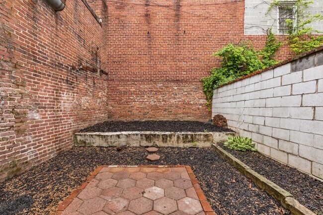 Building Photo - 1102 K St SE
