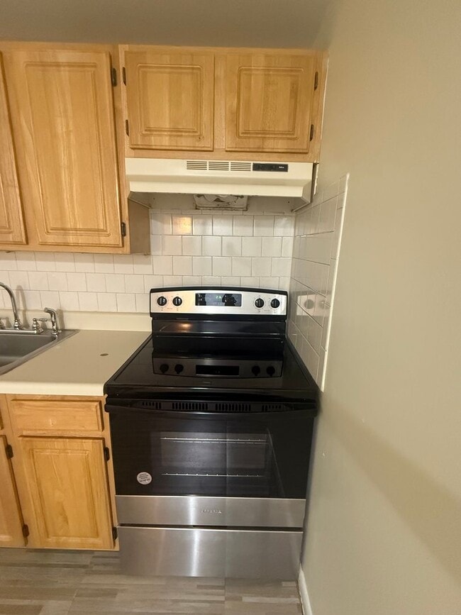 Building Photo - Bright & Modern 1 Bedroom Condo in quiet, ...