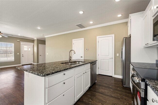 Building Photo - 121 Carrington Ave