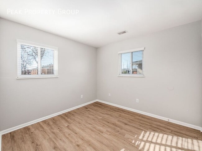 Building Photo - 620-622 Riverview Drive-2 Bedroom