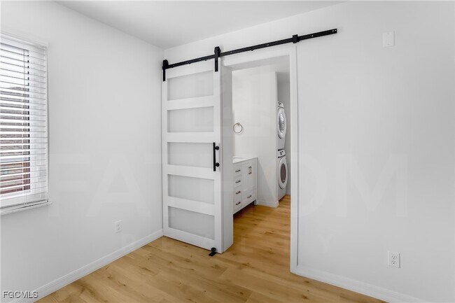 Building Photo - 10697 Holly Rd