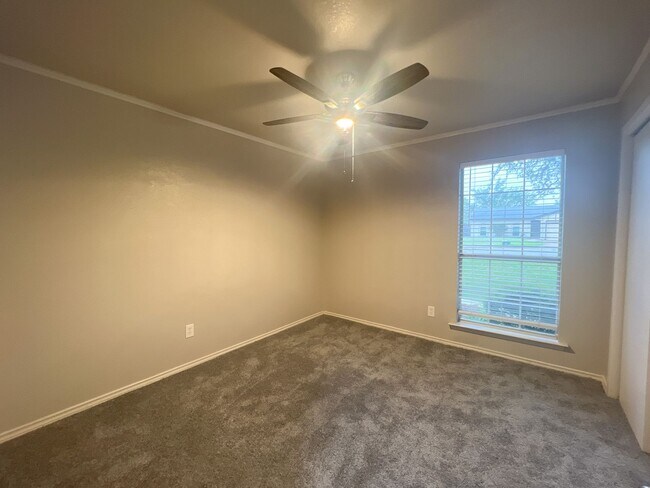 Building Photo - Great 3 Bedroom Home Move In Ready
