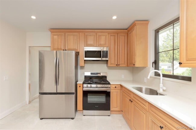 Building Photo - 31 Maple St