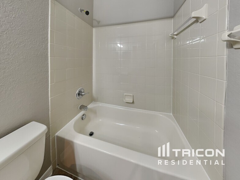 Building Photo - 2080 Chickadee St