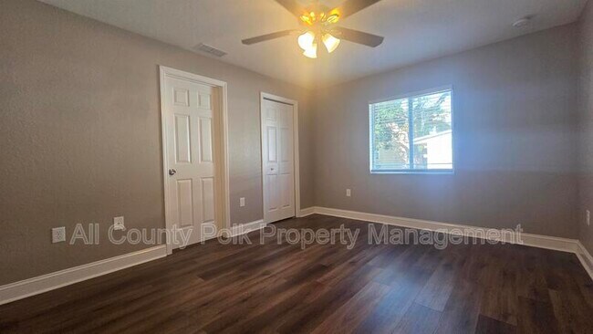 Building Photo - 1104 N Vermont Ave