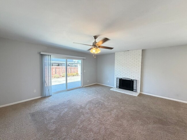 Building Photo - 551 Glencrest Dr