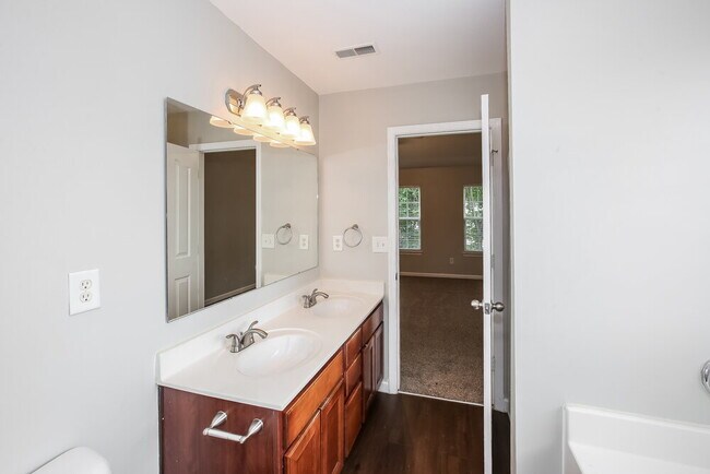Building Photo - 1006 Tiger Eye Ave