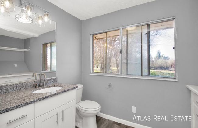 Building Photo - 725 2nd St