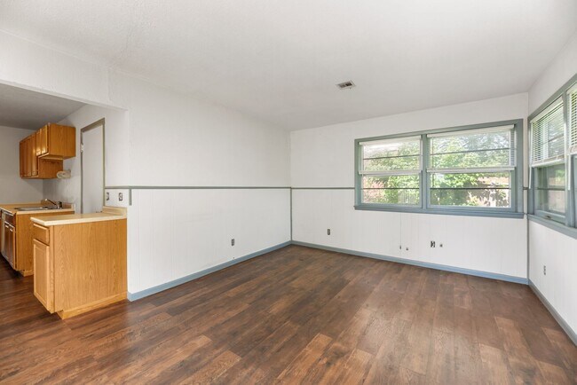 Building Photo - 1st MONTH FREE RENT! Charming 3 Bed 1 Bath In Quiet Neighborhood