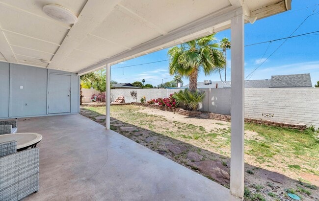 Building Photo - 3904 E Sahuaro Dr