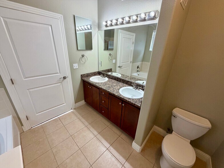 Building Photo - 9039 E Panorama Cir