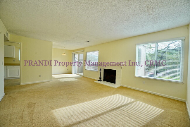 Building Photo - Charming Novato Apartment with Great Light...