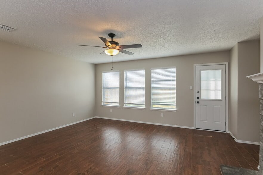 Building Photo - 2813 McIntosh Ct
