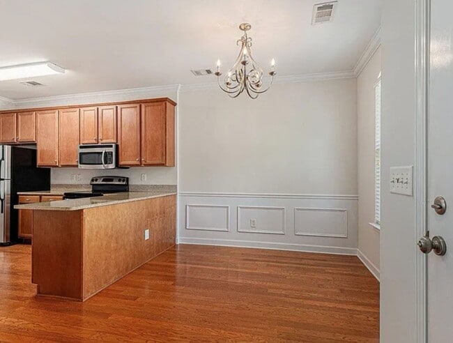 Building Photo - Reduced! Market Common townhouse with garage!!