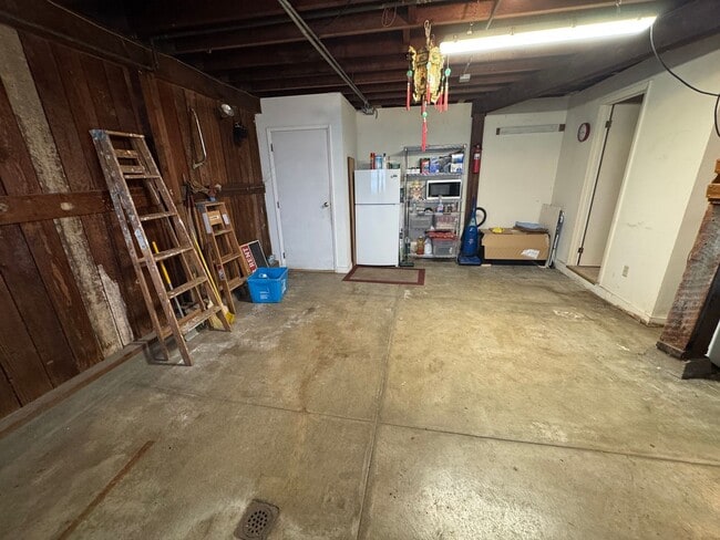 Building Photo - Charming Parkside Upper Flat w/ Garage Parking