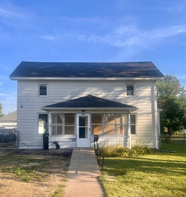Building Photo - 4-Bedroom/2-Bath Home for Rent in Clinton, IA