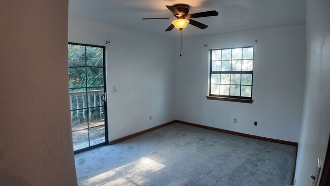 Building Photo - Freshly Remodeled 3 BR 2 BA Townhome Located Minutes From Doak Campbell Stadium!