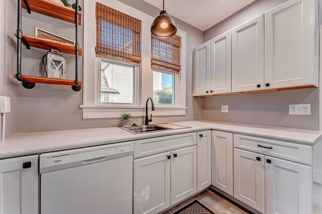 Building Photo - 58 Levels Rd