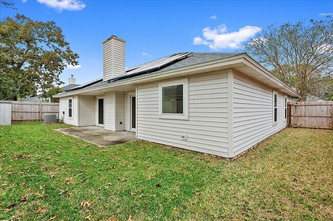 Building Photo - Beautiful 4 Bedroom / 2 Bathroom Harbor Winds Home w/ Solar Panels