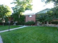 Building Photo - 2 bed/1.5 bath town home with covered parking
