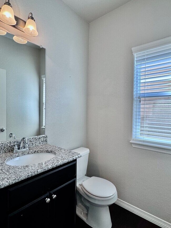 Building Photo - Beautifully Maintained Woodmoor Home Featu...