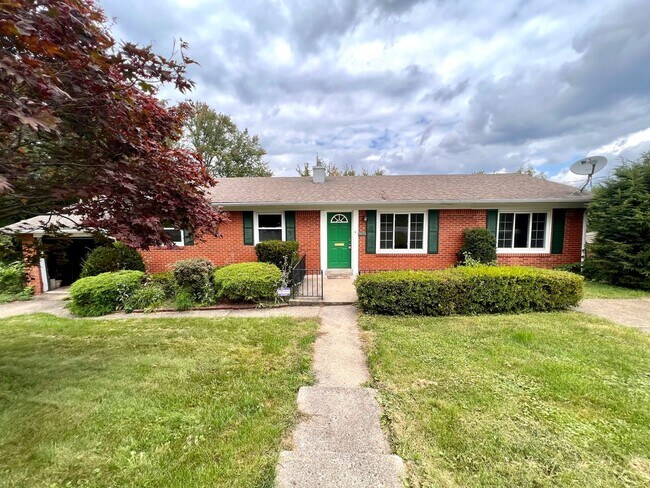 Building Photo - 3 Bed 2 Bath- Hopewell Township Pa!