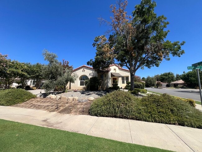 Building Photo - Charming 3 bedroom 2.5 bath!