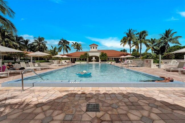 Building Photo - 20000 E Country Club Dr