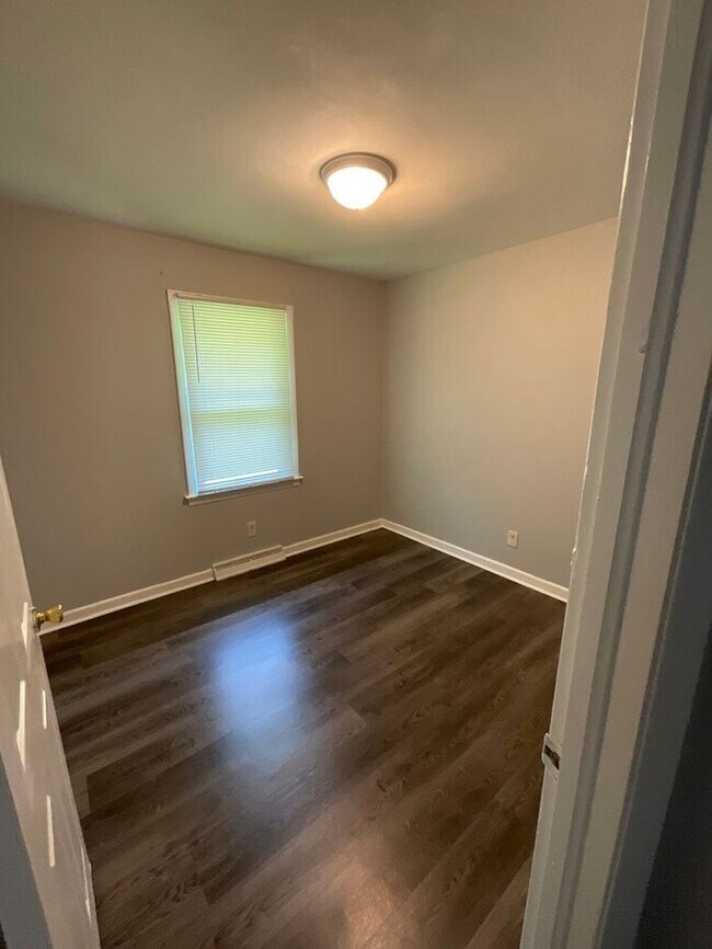 Building Photo - 3 bedrooms one bath apartment located in the Highlands, section of Portsmouth