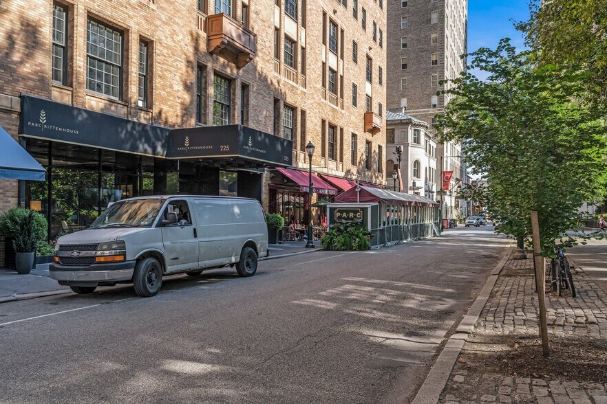 Building Photo - 225 S 18th St