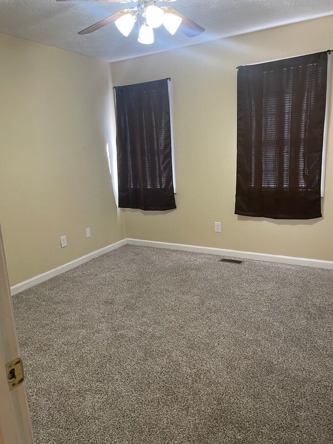 Building Photo - 3 Bedroom, 2.5 Bath Townhome in Lenlock